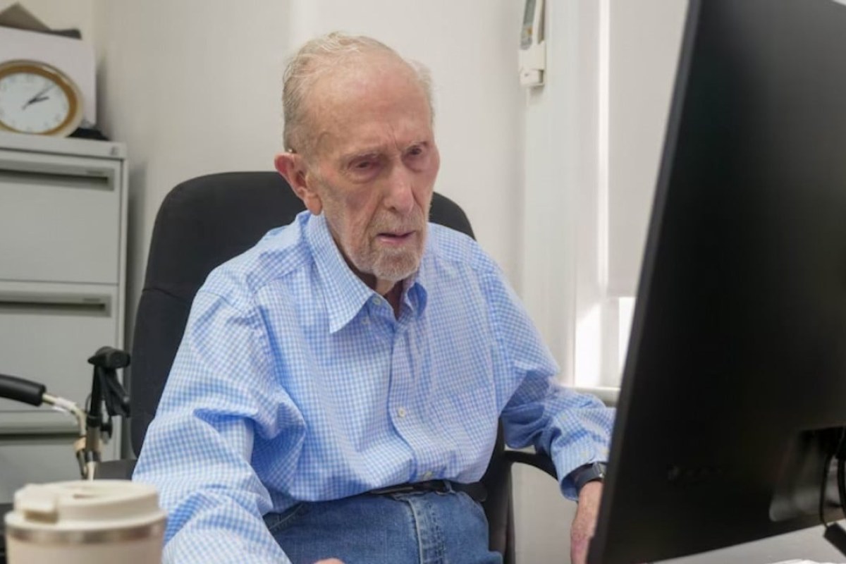 elderly man teaching computer